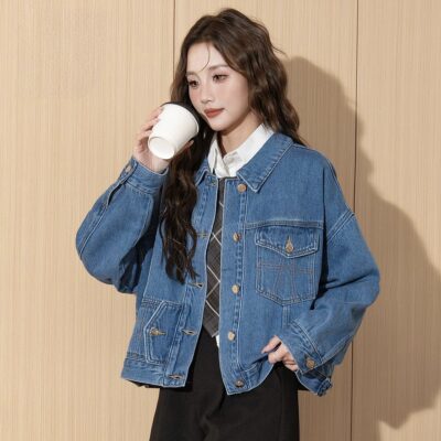 Korean style cropped women’s jean jacket with unique pockets