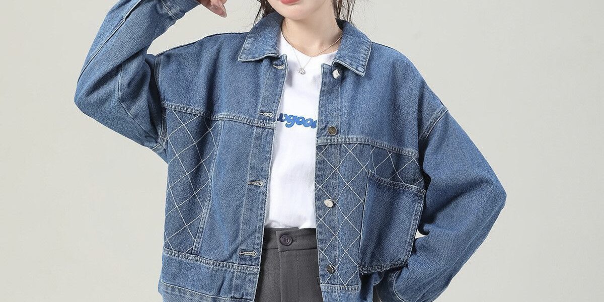 Korean style cropped women’s jean jacket with jacquard pockets
