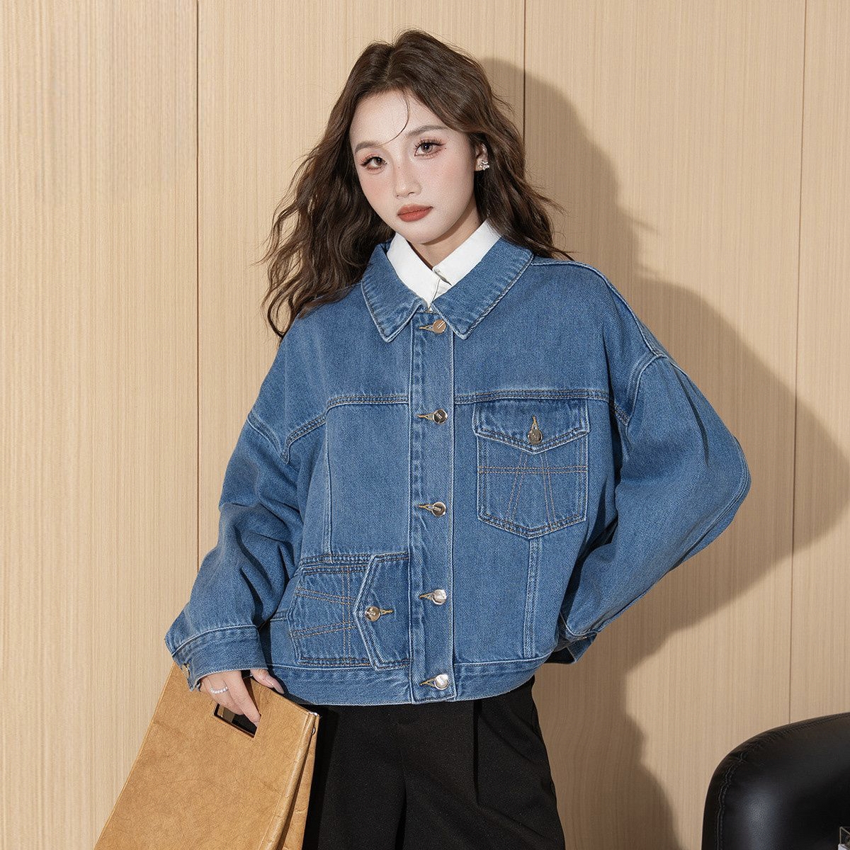 Korean style cropped women’s jean jacket with unique pockets