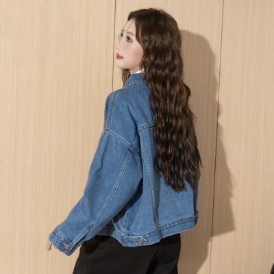 Korean style cropped women’s jean jacket with unique pockets